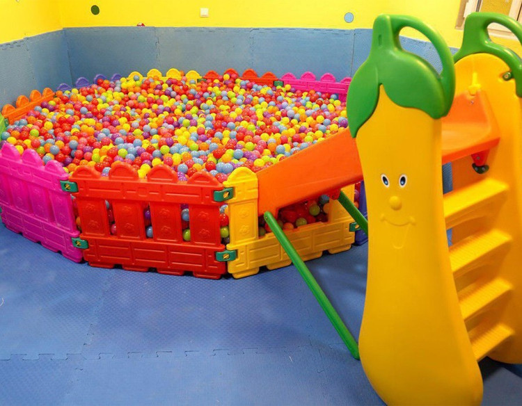 استخرتوپ با سرسره