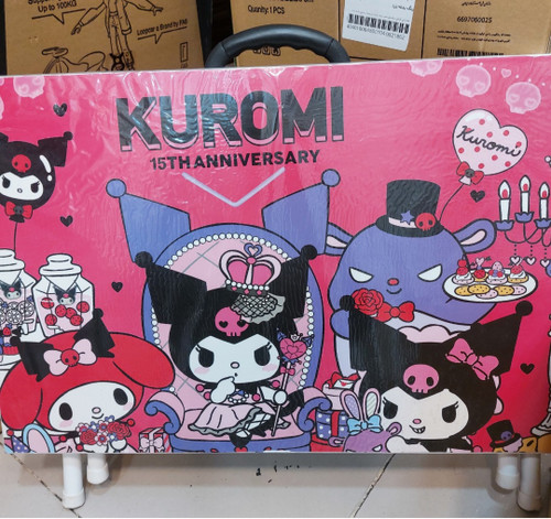 میز تحریر نشسته تیبل